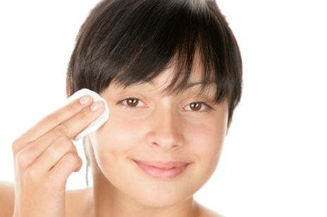 Jak prawidłowo zmywać makijaż oczu?