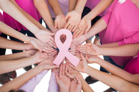Kampania z różową wstążką. Październik to miesiąc walki z rakiem piersi