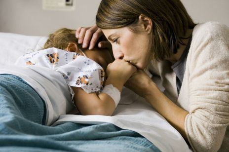 Ile kosztuje noc w szpitalu z dzieckiem? Rodzice wciąż słono płacą
