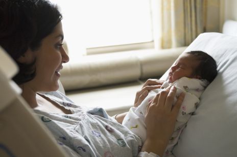 W tym wieku kobiety najczęściej rodzą pierwsze dziecko: nowe badania