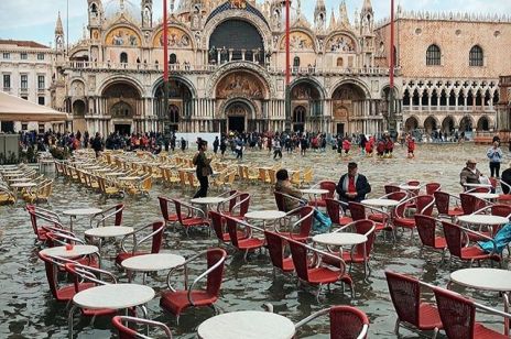 Powódź w Wenecji: woda zalała bazylikę i plac Św. Marka. Dramatyczne zdjęcia