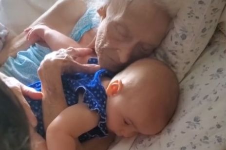 Nagranie, na którym niemowlę leży w objęciach swojej prababci wzruszyło Internautów do łez