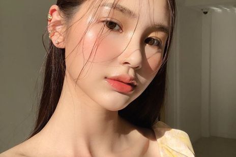 Koreański makijaż na lato: efekt glass skin krok po kroku