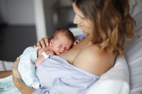 Kobieta urodziła dziecko w korku na Wisłostradzie w Warszawie: o jej porodzie mówią dzisiaj wszyscy