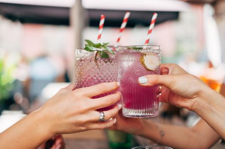 Przepisy na domowe drinki. Jak zrobić dobre i tanie drinki, nie tylko z wódką? Cosmopolitan, Martini, Mojito i nie tylko!