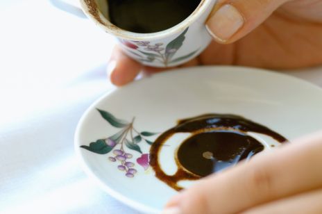 Jak wróżyć z fusów z kawy i herbaty? Zobacz, co oznaczają konkretne symbole