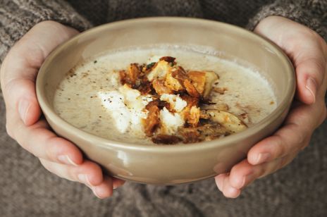 Tradycyjna zupa grzybowa ze śmietaną - co za smak!