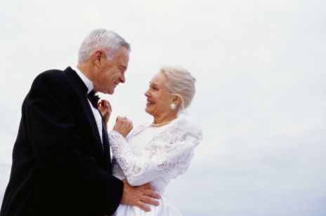 Różnica wieku w związku a szczęśliwe małżeństwo. Naukowcy wyliczyli, jakie pary mają największe szanse na przetrwanie!