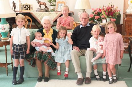Prywatne zdjęcia rodziny królewskiej z prawnukami opublikowane po śmierci księcia Filipa rozczulają. Internauci pytają: "A gdzie Archie?"