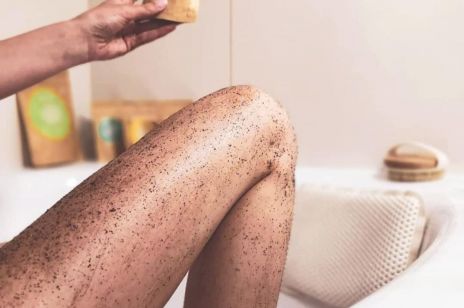 Peeling kawowy, solny czy z cukru? 5 sprawdzonych kosmetyków, które błyskawicznie wygładzą i ujędrnią skórę