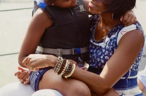 Michelle i Barack Obama wrzucili PRZEPIĘKNE zdjęcia z córką. Sasha skończyła 20 lat! "Nie mogłabym być bardziej dumna. Kocham Cię bardzo!”