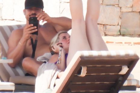Katy Perry i Orlando Bloom z córką na plaży. "Bogaci, sławni, super naturalni" - piszą zachwyceni internauci. Za co Polacy tak kochają tę parę?