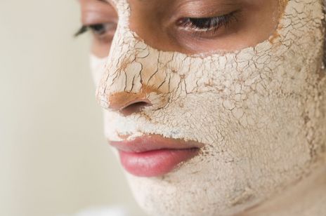 Łuszcząca się skóra na twarzy – co pomoże na ten problem?