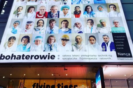 "Wsadźcie sobie te podziękowania w d..."- sfrustrowana ratownica medyczna o billboardzie, który zawisł w centrum Warszawy