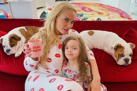 Coco Austin, kontrowersyjna celebrytka karmi piersią 5-letnią córkę. "Córka je steki, mięso ale od od czasu do czasu lubi taką małą przekąskę"