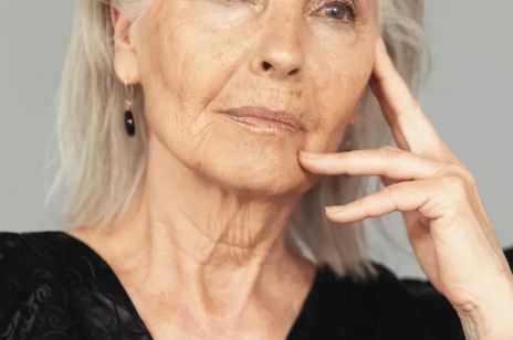 Christina Flagmeier ma 74 lata i właśnie znalazła się na okładce prestiżowego magazynu! Kim jest tajemnicza srebrnowłosa piękność?