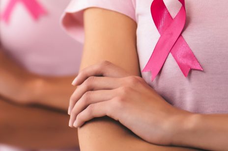 Miesiąc "Różowej Wstążki": Dlaczego 31 dni to za mało, by mówić o raku piersi? [SŁOWO PROWADZĄCEJ]