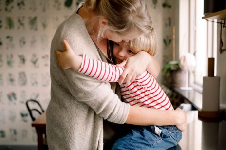 Przytulanie dziecka. "Przytulanie jest ważne. Dotyk drugiej osoby jest niezwykle istotny dla zdrowia zarówno psychicznego jak i fizycznego, bo jesteśmy całością" [OKIEM EKSPERTA]