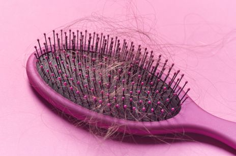 Wypadanie włosów po covidzie dotyka wielu kobiet… także tych, które nie chorowały! Specjalistka trycholog podpowiada, jak temu zaradzić