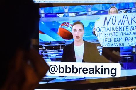 Dziennikarka rosyjskiej telewizji wbiegła na wizję z transparentem "STOP WOJNIE". Propagandowa ustawka czy bohaterski czyn?