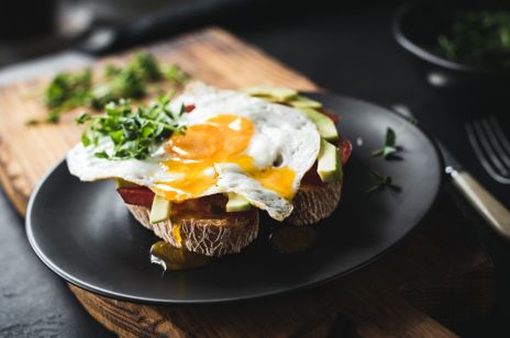 6 pomysłów na śniadanie z jajkiem w roli głównej. Jak zrobić idealne jajko w koszulce, szakszukę, czy huevos rancheros? Te przepisy to złoto!