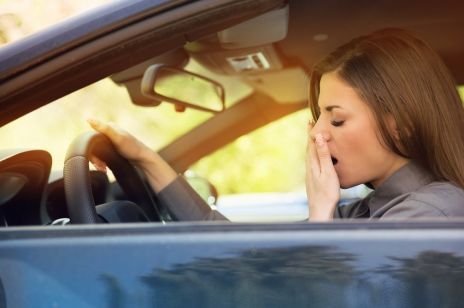 Jak radzić sobie ze zmęczeniem podczas długiej jazdy samochodem?