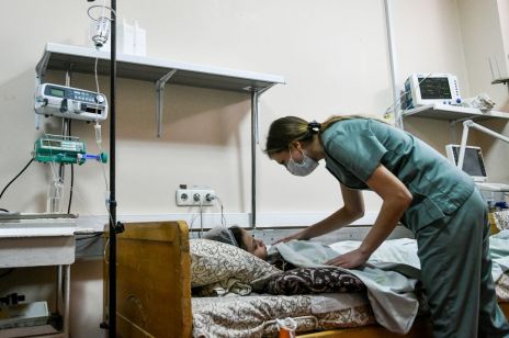 To zdjęcie postrzelonej 13-letniej dziewczynki w śpiączce ze szpitala pediatrycznego w Zaporożu obiegło świat