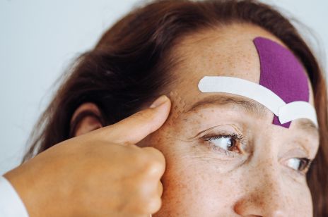 Taping twarzy, czyli fizjoterapia w służbie gładkiej i jędrnej cery. Jak działa i czy można wykonać go w domu?