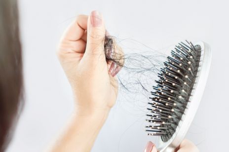 Łysienie menopauzalne – kogo najczęściej dotyka? Sprawdź, jak wzmocnić włosy w okresie menopauzy!