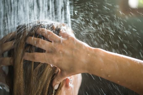 Mycie włosów samą wodą – jakie daje efekty? Czy ten trend działa?