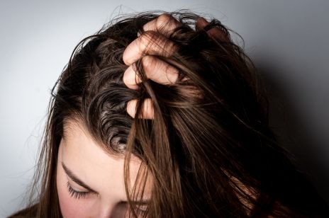 Masz suche i szorstkie włosy, które silnie przetłuszczają się u nasady? Popełniasz te 3 radykalne błędy!