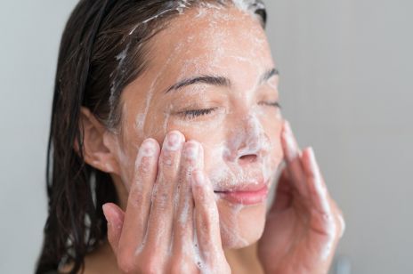 Używasz kremu z filtrem? Sprawdź, jak oczyszczać twarz, aby pozbyć się resztek SPF!