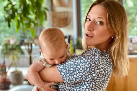 Lara Gessler odsłania ciążowy brzuch w stroju, który będzie hitem lata 2022! Znalazłyśmy aż 5 sposobów na odtworzenie stylizacji ciążowych restauratorki