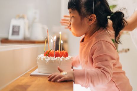 Lekki tort dla dzieci – czekoladowy lub śmietankowy. Łatwe i sprawdzone przepisy idealne na urodziny, Dzień Dziecka i wiele innych okazji!