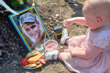 Roczna dziewczynka w dniu swoich urodzin przyszła z mamą na grób ojca. "Chciała zjeść śniadanie z tatą". Ta fotografia łamie serce
