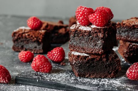 3 proste ciasta wegańskie. Genialne przepisy na słodkości bez nabiału i innych produktów odzwierzęcych