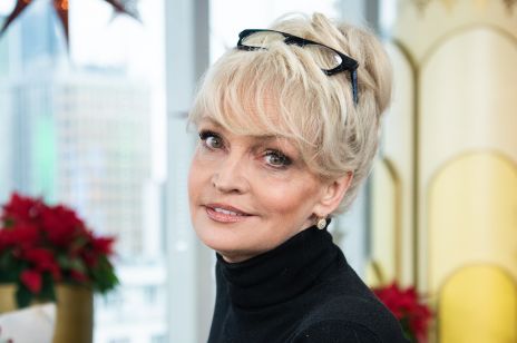 Adrianna Biedrzyńska zmieniła fryzurę! 60-letnia aktorka postawiła na odmładzające upięcie i zachwyciła fanów: “Jaka piękna trzydziestka”