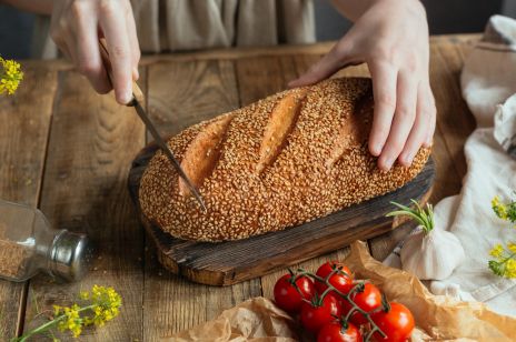 Chlebek dietetyczny - zdrowsza alternatywa dla tradycyjnego chleba. 3 proste przepisy, z którymi każdy sobie poradzi