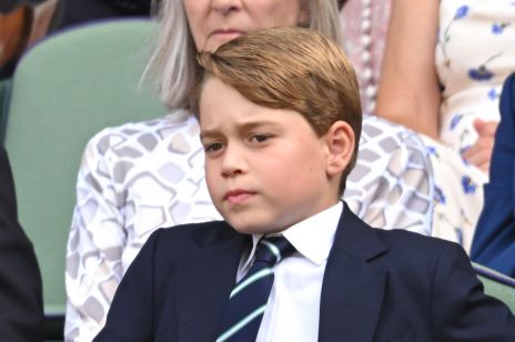 Książę George pierwszy raz na Wimbledonie. Elegancko ubrany stroił miny jak mały Louis. Internauci: "Biedny, garnitur i krawat w taki upał..."