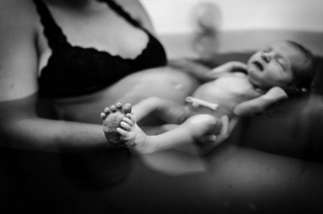 Krisha Crosley jest doulą i pokazuje jak wygląda ciało podczas porodu. Te zdjęcia i video są po prostu niesamowite! [GALERIA]