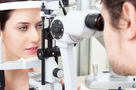 Badanie oka pozwala wykryć ryzyko zawału? Nowe odkrycie naukowców