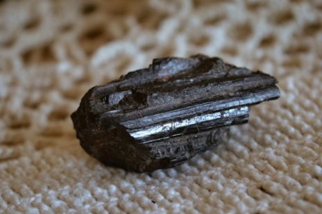 Czarny turmalin jest niezwykle silnym amuletem. Podpowiadamy, jak nosić kamień, aby działał ochronnie
