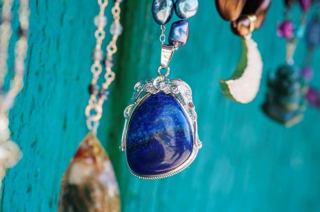 Lapis lazuli pomoże pomoże ci uwolnić się od dręczących myśli oraz nawiązać więź z duchowym przewodnikiem