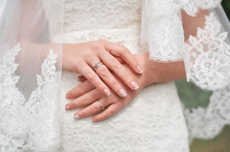 Paznokcie ślubne – przegląd najnowszych trendów w manicure ślubnym