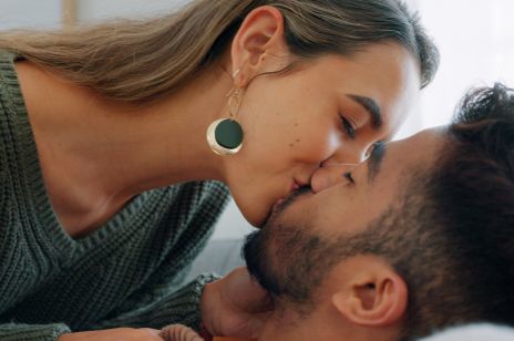 Sennik pocałunek: Co oznacza sen o całowaniu? Całować się, pocałunek w policzek i inne znaczenia snu