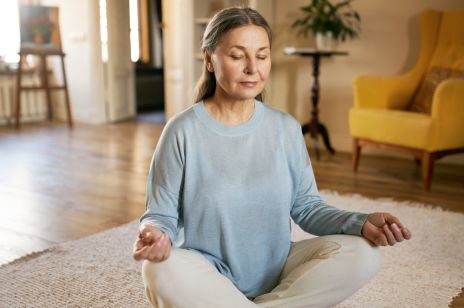 Medytacja mindfulness - co daje trening uważności? Jak trenować mindfulness krok po kroku?
