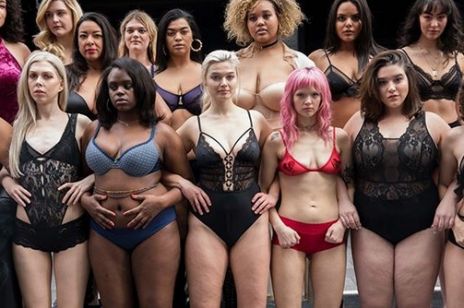 Kobiety o różnym rozmiarze w pokazie mody
