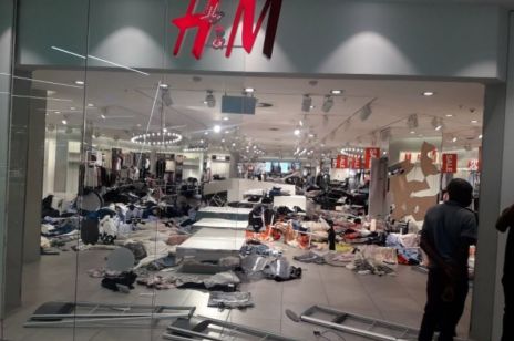Zniszczone sklepy H&M