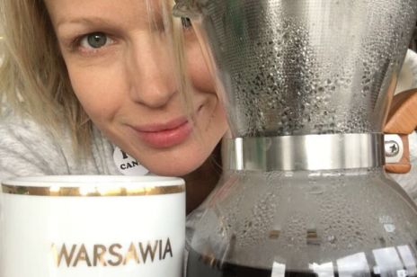 Magda Mołek w ciąży pije kawę