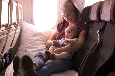 Linie lotnicze wprowadzają strefę do spania dla mam z dziećmi